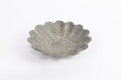 CHINESE CRACKLEWARE SCALLOPED DISH