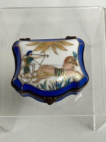 A BEAUTIFUL PORCELAIN JEWELRY BOX