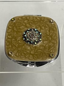 A VINTAGE COMPACT MIRROR
