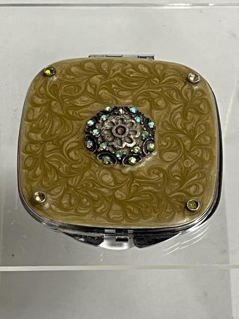 A VINTAGE COMPACT MIRROR (1 of 5)