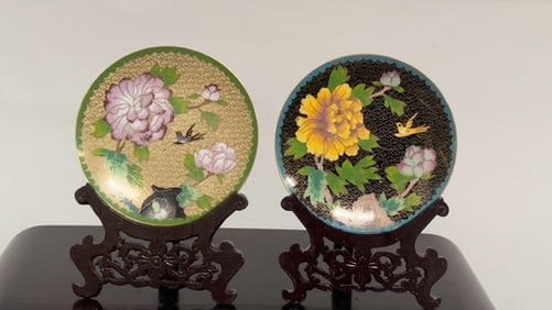 SET OF TWO CHINESE PLATES