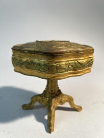 AN EUROPEAN JEWELRY BOX