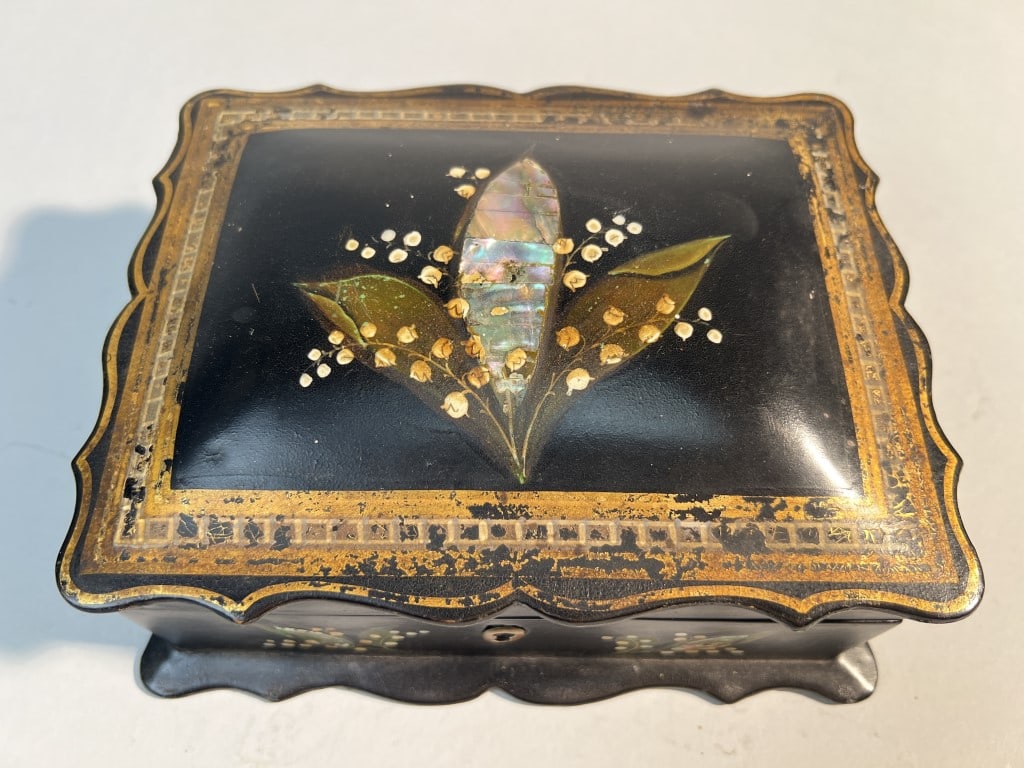 BLACK LACQUERED BOX WITH MOTHER-OF-PEARL INLAY (1 of 3)