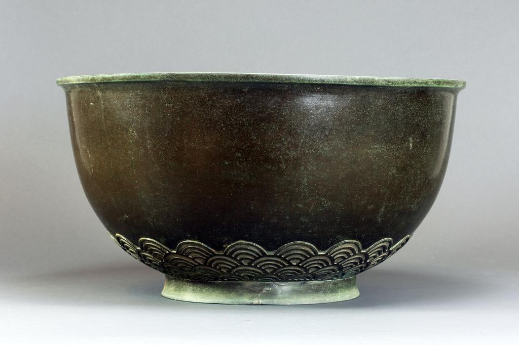 LATE 19TH CENTURY LARGE JAPANESE BRONZE BOWL (1 of 8)