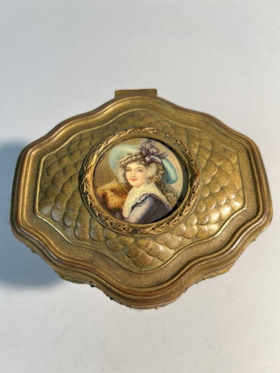 AN EUROPEAN JEWELRY BOX (1 of 4)