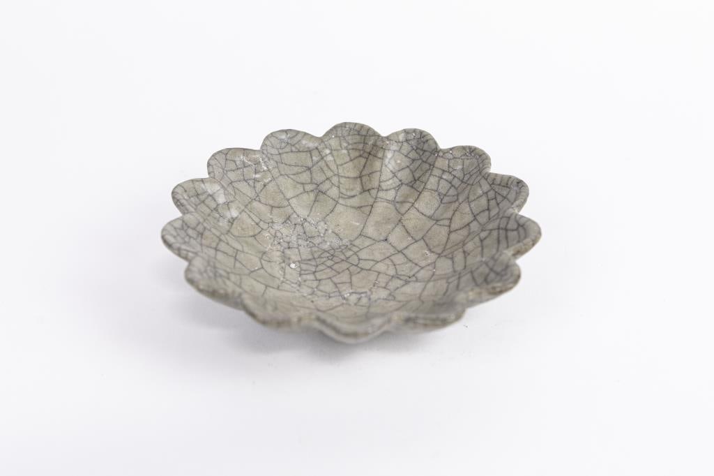 CHINESE CRACKLEWARE SCALLOPED DISH: H: 2 in. W: 6 in.