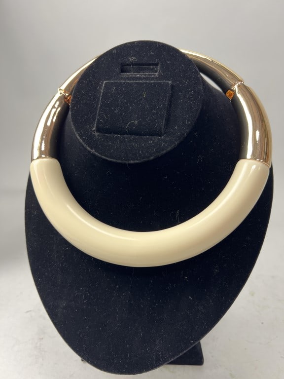VINTAGE ART JEWELRY STATEMENT CHOKER: Of a chunky design.