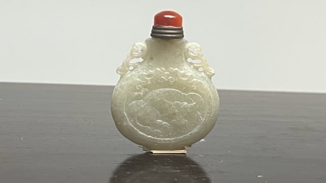 FINE CHINESE CARVED JADE SNUFF BOTTLE (1 of 4)
