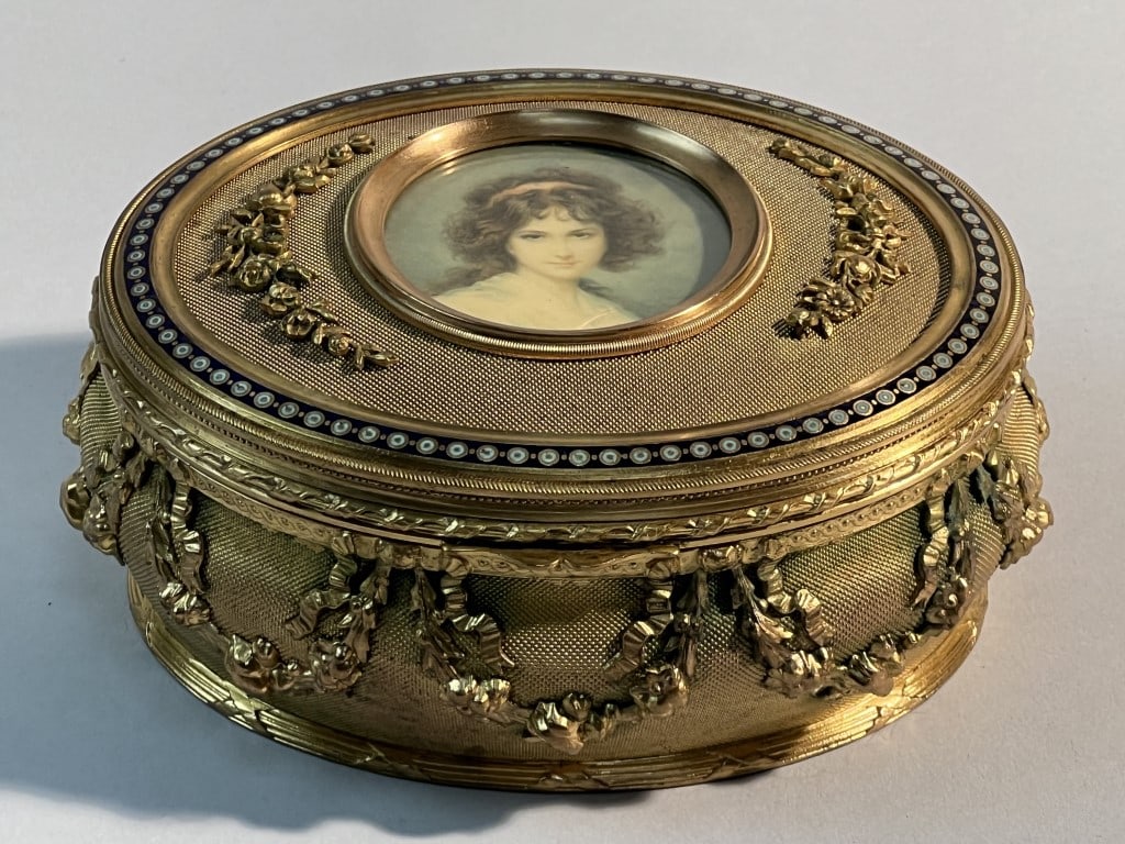 BEAUTIFUL GILT BRONZE JEWELRY BOX (1 of 3)