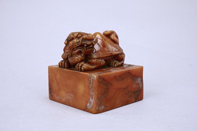 CHINESE CARVED SOAPSTONE STAMP: H: 3 3/8 in.(8.5cm)