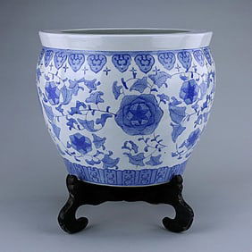 CHINESE 20TH CENTURY BLUE AND WHITE JARDINIERE