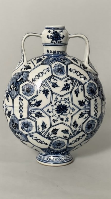 CHINESE BLUE & WHITE  PORCELAIN MOONFLASK 'BIANHU' (1 of 5)