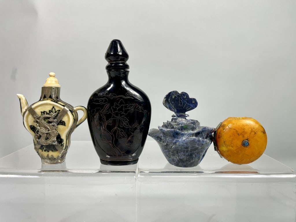 GROUP OF FOUR ASSORTED SNUFF BOTTLES (1 of 4)