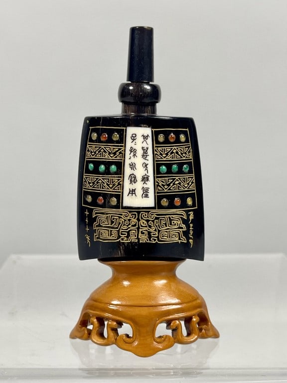 CHINESE BIANZHONG SHAPE SNUFF BOTTLE, WITH STAND (1 of 5)