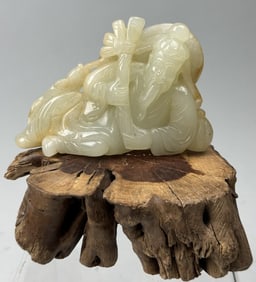 CHINESE JADE FIGURE OF A SCHOLAR WITH WOODEN STUMP