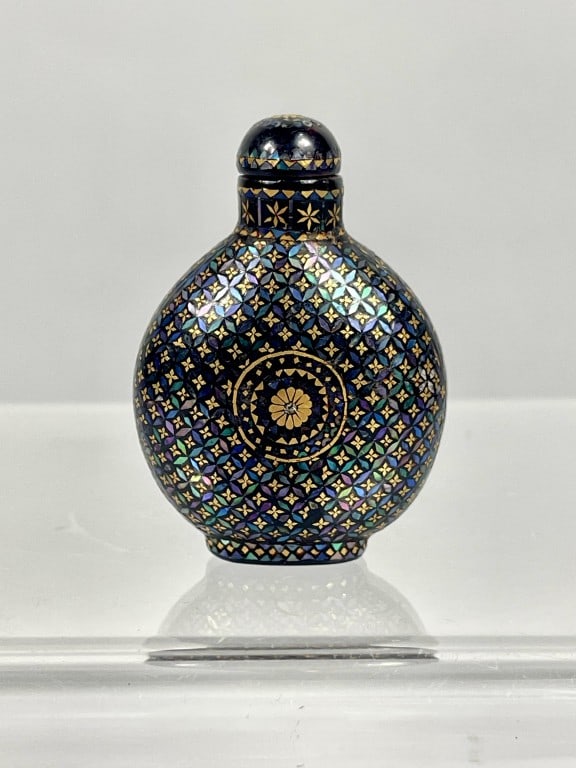 BEAUTIFUL LACQUERED SNUFF BOTTLE (1 of 5)
