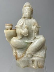 CHINESE JADE FIGURE OF SEATED GUANYIN