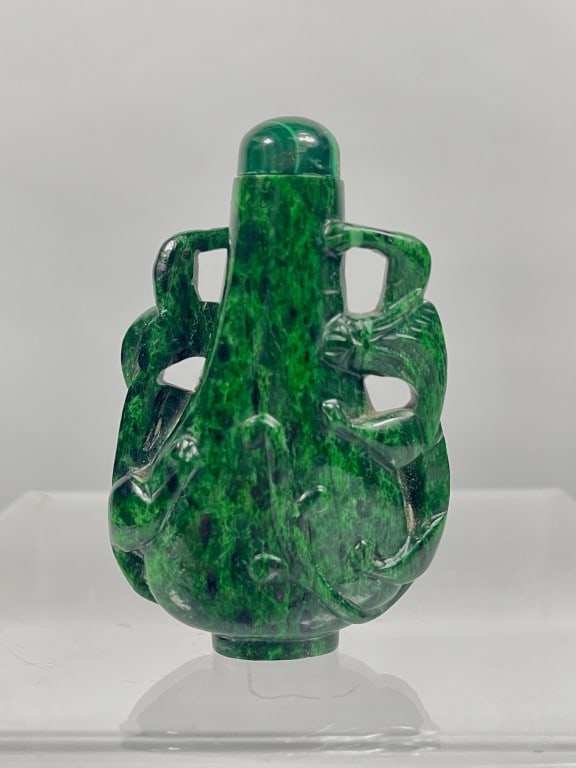 CHINESE CARVED DARK GREEN JADE SNUFF BOTTLE (1 of 4)