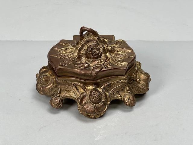 ANTIQUE GILT BRONZE JEWELRY BOX: Of floral motif, with a hinged cover.