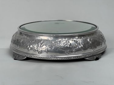 A BEAUTIFUL ROUND SILVER-PLATED CAKE STAND