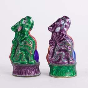 PAIR OF CHAO FENG SHAPED CHINESE PAPERWEIGHT