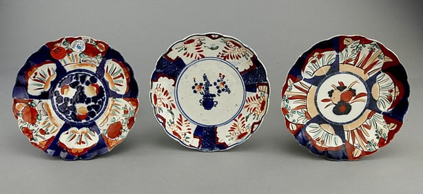GROUP OF THREE JAPANESE IMARI PLATES