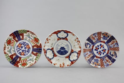 GROUP OF THREE JAPANESE IMARI PLATES