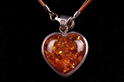 HEART-SHAPED AMBER NECKLACE