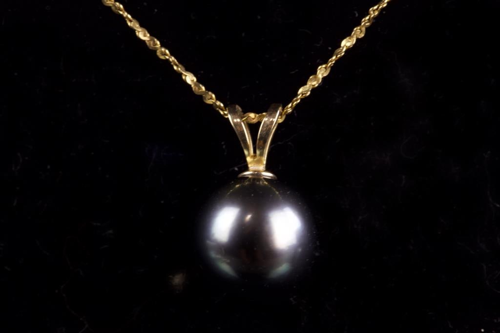18K GOLD NECKLACE WITH BLACK PEARL: Pearl: 8.8 mm.