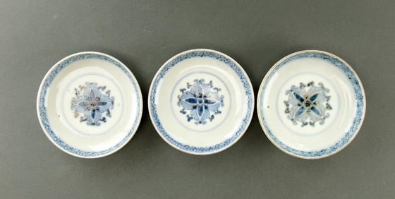 SET OF THREE SMALL IMARI SHALLOW BOWLS