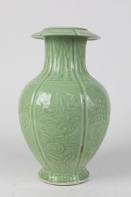 BEAUTIFUL CHINESE CELADON VASE