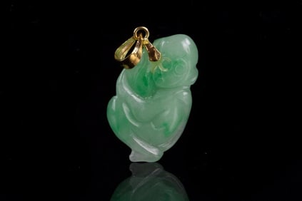 CHINESE CARVED GREEN JADEITE PENDANT