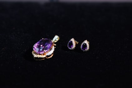 BEAUTIFUL SET OF AMETHYST EARRINGS & PENDANTS