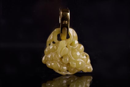 CHINESE YELLOW JADE PENDANT WITH 18K GOLD