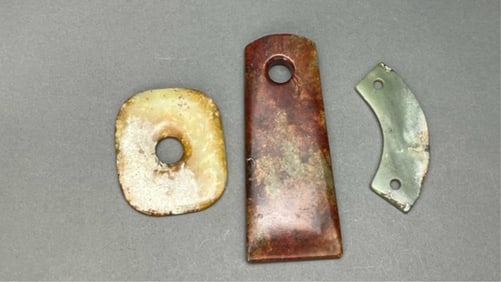 GROUP OF THREE CHINESE JADE PENDANTS