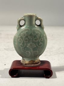 18TH CENTURY SMALL CHINESE CELADON MOON FLASK