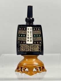 CHINESE BIANZHONG SHAPE SNUFF BOTTLE, WITH STAND