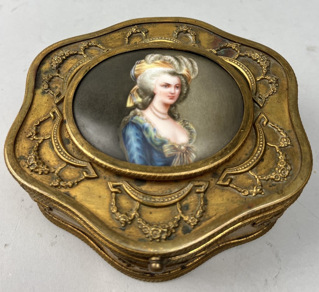 REGAL GILT BRONZE JEWELRY BOX (1 of 3)