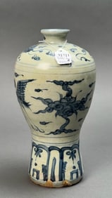 AN EARLY JIAJING BLUE AND WHITE MEIPING VASE