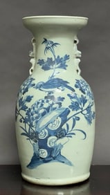 EARLY 20TH CENTURY CHINESE BLUE AND WHITE VASE
