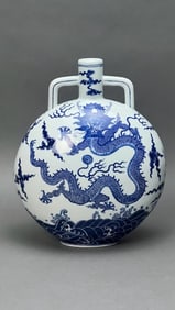 A MAGNIFICENT MOON FLASK, WITH FRONT FACING DRAGON