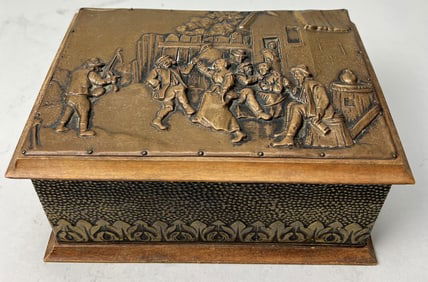 JEWELRY BOX WITH A FIGURAL COVER