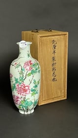A CHINESE FAMILLE ROSE VASE, OF FLORAL MOTIF