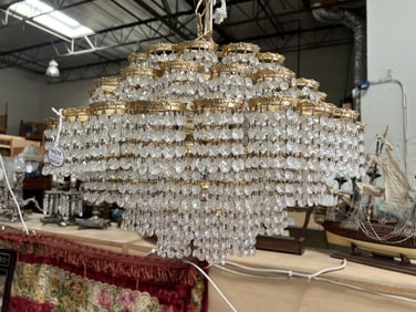 ELEGANT GILT BRASS & CUT CRYSTAL TIERED CHANDELIER