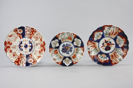 GROUP OF THREE JAPANESE IMARI PLATES