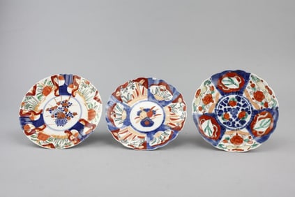 GROUP OF THREE JAPANESE IMARI PLATES