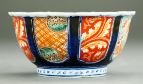 A BEAUTIFUL JAPANESE IMARI BOWL