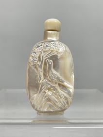 UNUSUAL CHINESE MOTHER-OF-PEARL SNUFF BOTTLE