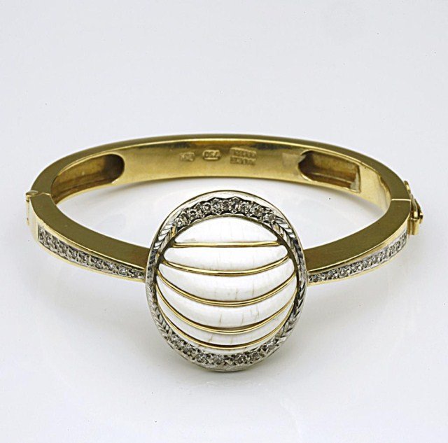 18K YELLOW GOLD AND IVORY BANGLE