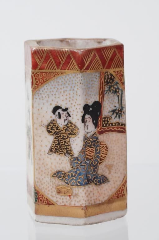 JAPANESE SATSUMA HEXAGONAL BRUSHPOT: Decorated with various characters all around the body. H: 6 cm.